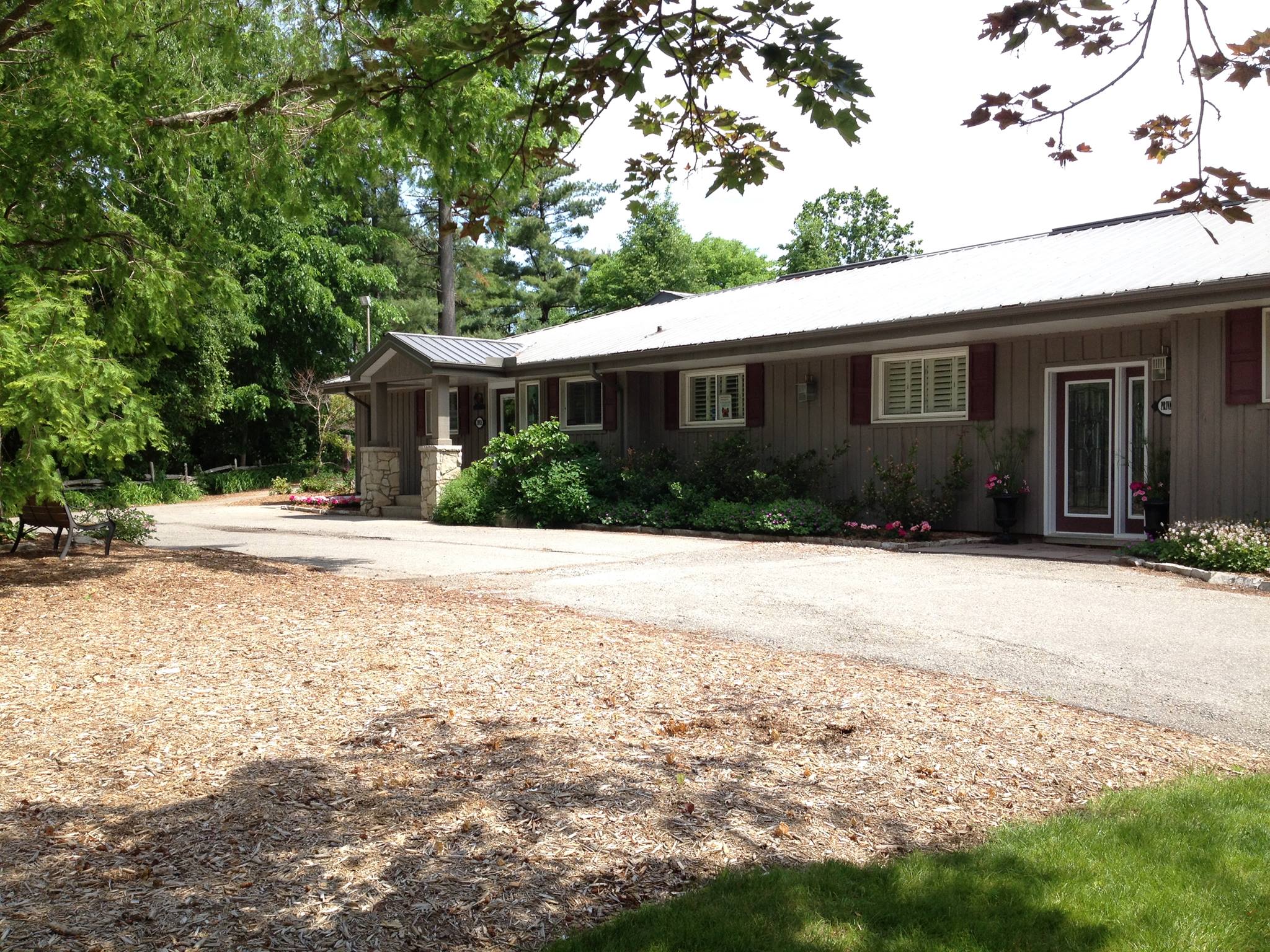 outdoor view of animal clinic building